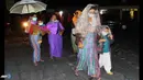 Wanita dan anak-anak berjalan menuju tempat pengungsian. Tinggi abu vulkanik letusan 3.000 meter dari kawah dan terbawa angin ke barat daya. (AFP/Karishma Tarigan/wwn)