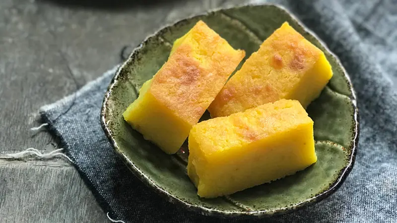 Kue Bingka Barandam khas Banjar, dengan tekstur lembut kue dan kuah gula merah beraroma pandan yang menggoda selera