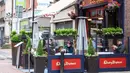 Sejumlah orang menyantap hidangan di luar bar yang kembali buka di Dublin, Irlandia, Senin (29/6/2020). Irlandia memasuki fase ketiga pencabutan pembatasan COVID-19, dengan mengizinkan lebih banyak bisnis kembali beroperasi dan memberikan kebebasan pergerakan lebih besar kepada masyarakat. (Xinhua)