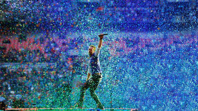 Aksi vokalis band Inggris Coldplay, Chris Martin saat tampil di Stadion Wembley di London pada tanggal 15 Juni 2016. Coldplay merupakan sebuah band asal Inggris yang beranggotakan 4 orang. (AP Photo/ Star Max 2)