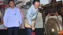 Citizen6, Bogor: MKP Sharif C Sutardjo didampingi Dirjen Perikanan Budidaya Slamet Subiyakto memukul gong sebagai tanda dibukanya Forum udang Nasional di Kota Bogor, Kamis (24/5). (Pengirim: Efrimal Bahri)