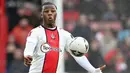 Pemain Southampton, Armel Bella-Kotchap mengontrol bola pada laga putaran keempat Piala FA 2022/2023 melawan Blackpool di St Mary's Stadium, Southampton, Inggris, 28 Januari 2023. Bella-Kothap kini memiliki nilai pasar sebesar 20 juta euro. Pemain yang berposisi sebagai bek tengah itu terikat kontrak dengan The Saints hingga 2026. (AFP/Glyn Kirk)