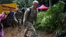 Personel militer AS tiba di Taman Hutan Non Khun Nam Nang dekat gua Than Luang di provinsi Chiang Rai (28/6). Tim penyelamat berjuang menyelamatkan anak-anak 11-16 tahun dan pelatih mereka telah terjebak sejak 23 Juni. (AFP Photo/Lillian Suwanrumpha)