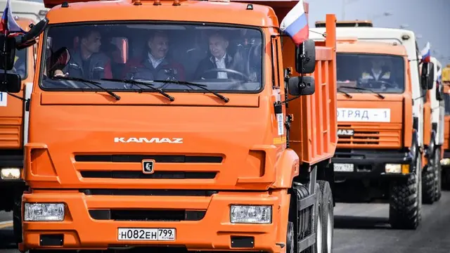 Vladimir Putin mengendarai truk dalam peresmian jembatan kontroversial yang menghubungkan Rusia selatan dengan semenanjung Crimea. (AP)