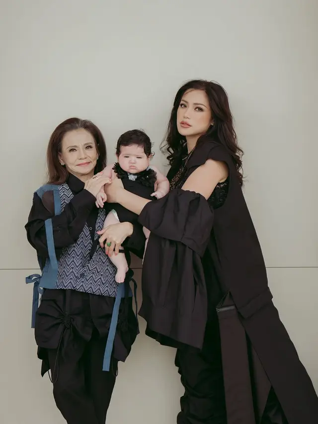 Gaya Pemotretan Tiga Generasi Jessica Iskandar Bersama Sang Ibu dan Buah Hati, Kompak Serba Hitam