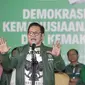 Ketua Umum PKB, Muhaimin Iskandar alias Cak Imin menyampaikan pidato politik sebelum menuju Gedung KPU RI, Jakarta, Minggu (18/2). Pidato tersebut bertemakan demokrasi untuk kemanusiaan, keadilaan dan kemakmuran. (Liputan6.com/Faizal Fanani)