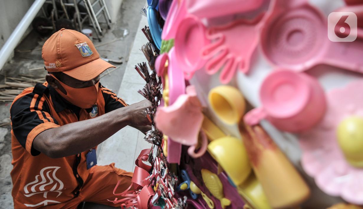 Petugas PPSU menyelesaikan pembuatan ondel-ondel dari limbah plastik di Kantor Kelurahan Kemayoran, Jakarta, Senin (3/8/2020). Proses pembuatan ondel-ondel tersebut cukup lama karena dikerjakan pada saat waktu luang usai jam kerja. (merdeka.com/Iqbal S. Nugroho)