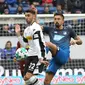 Gelandang Borussia Monchengladbach, Vincenzo Grifo (kiri) berjibaku dengan pemain Hoffenheim, Kerem Demirbay, pada laga lanjutan Bundesliga 2017-2018, di Sinsheim (28/10/2017).  (AFP/Daniel Roland)