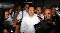 Sejumlah loyalis Anas Urbaningrum mengantar mantan Ketua Umum Partai Demokrat ini memasuki ruang tunggu terdakwa jelang sidang pembacaan nota pembelaan di pengadilan Tipikor Jakarta, (18/9/2014). (Liputan6.com/Helmi Fithriansyah)