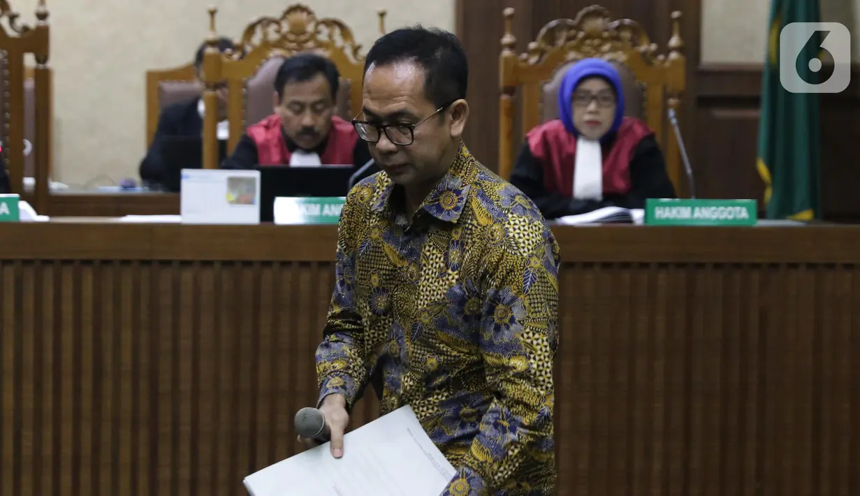Terdakwa kasus dugaan korupsi terkait pengadaan alat kesehatan di Pemprov Banten dan Pemkot Tangerang Selatan serta Tindak Pidana Pencucian Uang, Tubagus Chaeri Wardana saat menjalani sidang pembacaan dakwaan di Pengadilan Tipikor, Jakarta, Kamis (31/10/2019). (Liputan6.com/Helmi Fithriansyah)