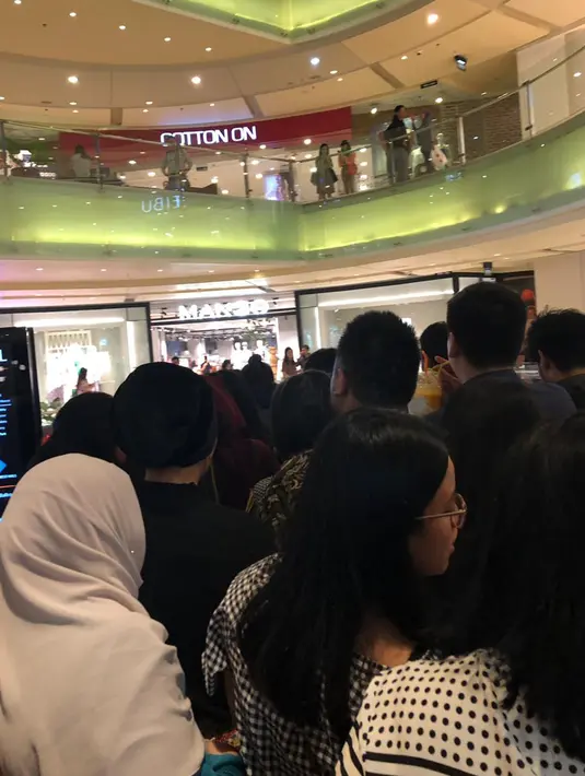 Pengunjung berupaya keluar gedung setelah merasakan gempa yang melanda sebuah pusat perbelanjaan di kawasan Jakarta, Jumat (2/8/2019). Berdasarkan data BMKG, gempa bumi memiliki Magnitudo 7,4 dan berpusat di wilayah barat daya Sumur, Banten. (Liputan6.com/Adinda)