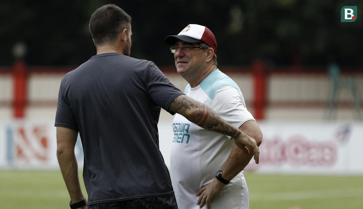 Pelatih PSM Makassar, Rene Alberts, berdiskusi dengan pelatih Bhayangkara FC, Simon McMenemy, saat bertemu di Stadion PTIK, Jakarta, Minggu (2/12). Keduanya akan bertemu pada pekan ke-33 Liga 1. (Bola.com/Vitalis Yogi Trisna)