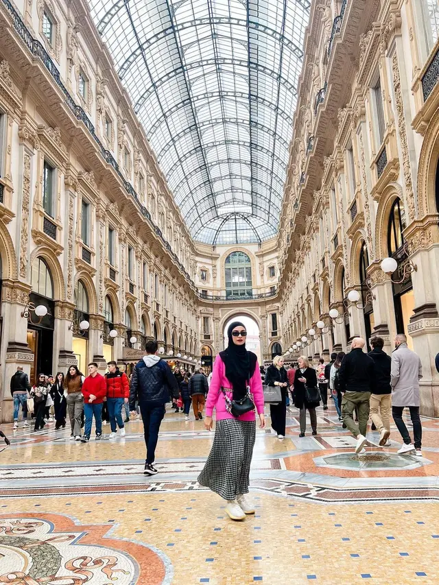 8 Potret OOTD Hijab Casual dengan Sneakers ala Zaskia Adya Mecca hingga Shireen Sungkar