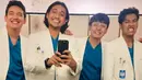 Adipati Dolken, Giorgino Abraham, Arbani Yasiz dan Abidzar tampil ganteng dengan kostum dokter. Diangkat dari webtoon berjudul sama, series ini mengisahkan tentang empat calon dokter yang hari-harinya penuh dengan belajar, capek, ketawa, nangis, tapi tetap diwarnai hal-hal absurd. (Liputan6.com/IG/@abidzar73)