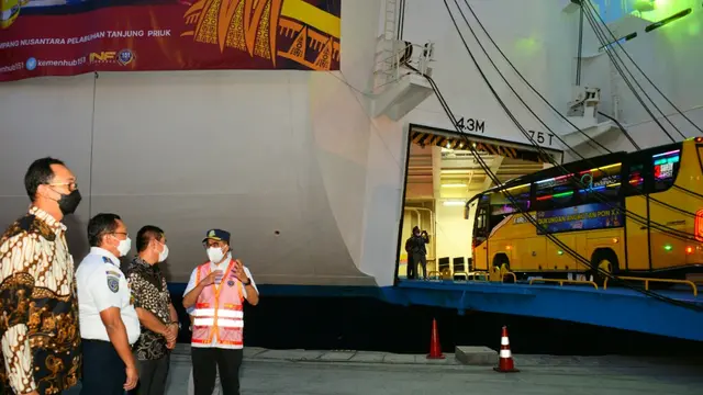 Menhub Budi Karya memantau proses pengiriman ratusan Bus dari Pelabuhan Tanjung Priok ke Jayapura, Papua. (istimewa)