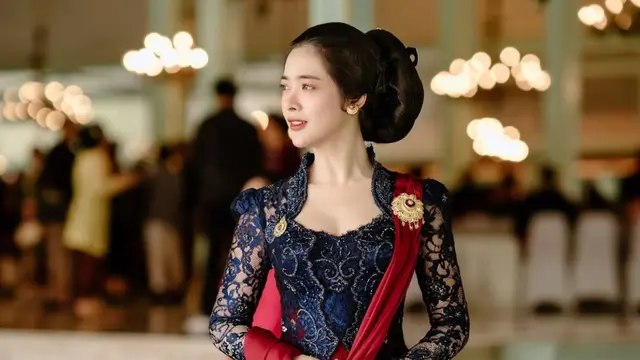 Kebaya mewah Dara Sarasvati jadi sorotan. (credit:instagram.com/darasarasvaati)