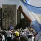 Bendera Argentina dikibarkan di tengah pusat ibu kota Buenos Aires (AP/Enric Matia)