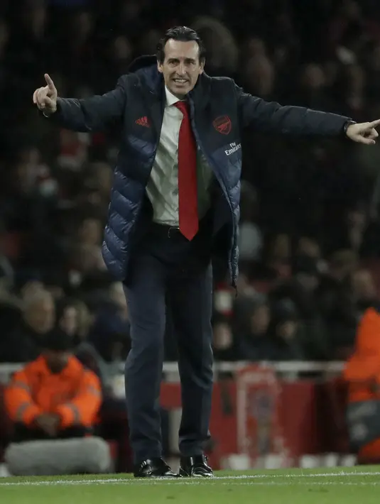 Pelatih Arsenal, Unai Emery menginstruksikan pemainnya saat bertanding melawan Standard Liege pada grup F Liga Europa di Stadion Emirates, London (3/10/2019). Arsenal menang telak 4-0 atas Standard Liege. (AP Photo/Matt Dunham)