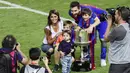 Bintang Barcelona, Lionel Messi bersama Antonella Roccuzzo dan anak-anaknya berpose saat merayakan gelar juara Copa Del Rey di Stadion Vicente Calderon, (27/5/2017). (AFP/Javier Soriano)