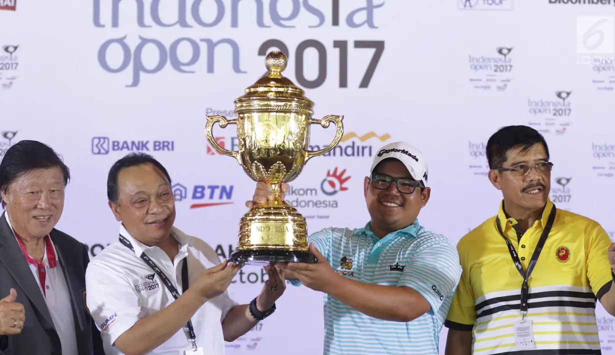 Pegolf Thailand, Panuphol Pittayarat (ketiga kiri) mengangkat piala Golf Indonesia Open 2017 di Pondok Indah Golf Course, Jakarta, Minggu (29/10). Indonesia Open 2017 merupakan turnamen seri Asian Tour diikuti 140 pegolf. (Liputan6.com/Helmi Fithriansyah)