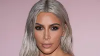 Kim Kardashian tampil berbeda pada fashion show koleksi spring summer 2018 Tom Ford di New York Fashion Week, Rabu 6 September 2017. Minim aksesoris, ibu dua anak itu melengkapi penampilannya dengan riasan mata smokey eyes. (Charles Sykes/Invision/AP)