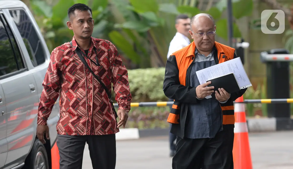 Pejabat Pembuat Komitmen Dinas PU Sidoarjo Judi Tetrahastoto tiba untuk menjalani pemeriksaan di Gedung KPK, Jakarta, Rabu (11/3/2020). Judi diperiksa sebagai tersangka  kasus dugaan penerimaan suap bersama Bupati Sidoarjo terkait proyek infrastruktur di Pemkab Sidoarjo. (merdeka.com/Dwi Narwoko)
