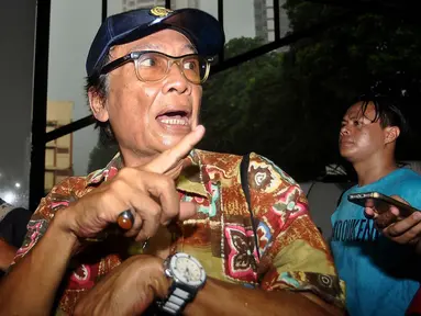 Aktor Toro Margens saat tiba di Resmob Polda Metro Jaya, Jakarta (4/10). Toro memenuhi panggilan untuk diperiksa dalam kasus kepemilikan senjata api ilegal Gatot Brajamusti. (Liputan6.com/Gempur M Surya)