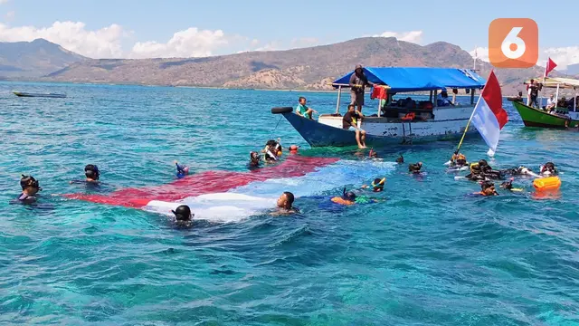 Pengibaran bendera merah putih bawah laut