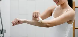 Rutinitas body care dimulai dari kebiasaan sederhana saat mandi. Pilihan air, pembersih, dan cara mengeringkan tubuh dapat memengaruhi kelembapan serta kenyamanan kulit. (Foto/Dok: Pexels)