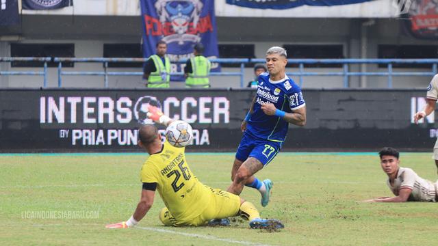 Penyerang Persib Bandung, Ciro Alves ketika melawan Persija Jakarta di BRI Liga 1.