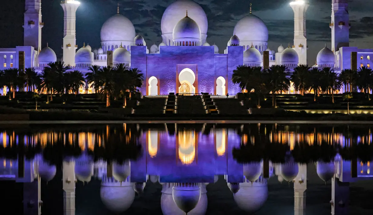 Berdiri anggun di atas lahan 12 hektare, masjid ini cukup besar untuk menampung lebih dari 40 ribu jemaah sekaligus. (Photo by Karim SAHIB / AFP)