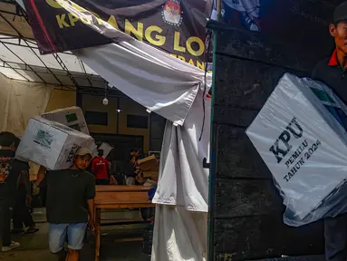 Pekerja memasukkan logistik pemilu ke dalam truk di gudang logistik Pemilu 2024 Kota Tangerang Selatan, Serpong, Banten, Kamis  (1/2/2024). (merdeka.com/Arie Basuki)