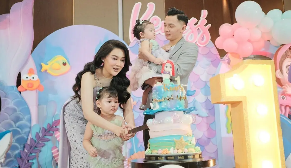 Saat momen potong kue ultah, Dory Harsa tampak terus menggendong putri bungsunya. Sementara itu, Nella mewakilkan Kenes memotong kue bersama dengan anak sulungnya, Gendhis yang tampak antusias. Seperti diketahui, Kenes lahir saat Gendhis belum genap berusia 2 tahun. Adik kakak itu pun punya jarak usia yang berdekatan. (Liputan6.com/IG/@nellakharisma)