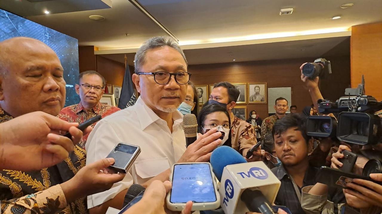 Menteri Perdagangan Zulkifli Hasan usai  peluncuran buku "Zulhas, Kerja Bantu Rakyat: Setahun Perjalanan Mendag", pada hari ini, Kamis (15/6/2023). Dalam kesempatan tersebut mendag mengungkap alasan harga telur naik. (Siti Ayu Rachma/Merdeka.com)