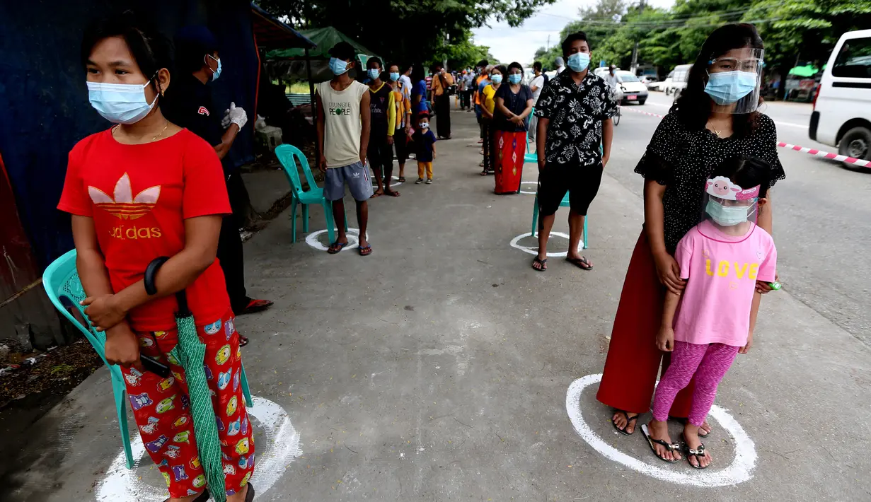 Warga yang mengenakan masker mengantre saat menunggu giliran untuk mendapatkan pengecekan medis dalam kampanye pemeriksaan kesehatan dan pelacakan kontak di Yangon, Myanmar, pada 8 September 2020. Myanmar melaporkan 92 kasus baru COVID-19 pada Selasa (8/9) pagi waktu setempat. (Xinhua/U Aung)