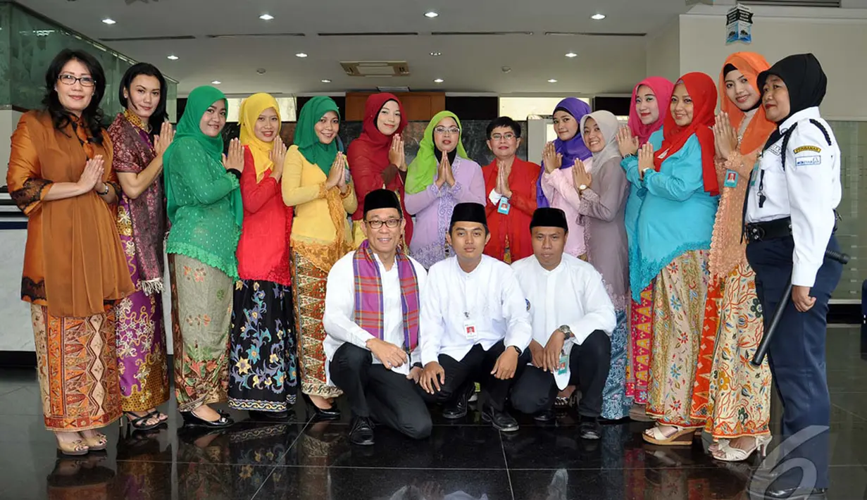 Para karyawan BCA Cabang Jatinegara, Jakarta Timur terlihat ganteng dan cantik saat mengenakan pakaian adat Betawi, Jakarta, Kamis (9/4/2014) (Liputan6.com/Miftahul Hayat)