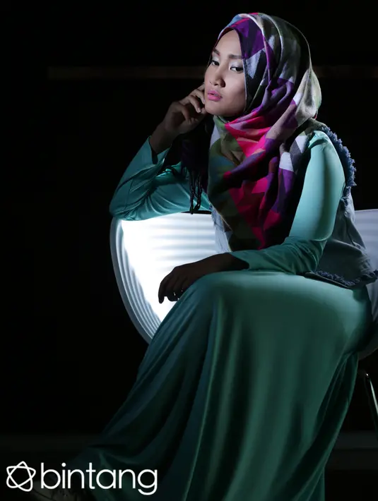 Saat wawancara eksklusif Bintang.com di SCTV Tower, Senayan Jakarta (8/9/2015), penyanyi berhijab ini mengaku kerja keras merupakan kunci utama untuk meraih kesuksesan yang ia rasakan sekarang. (Fathan Rangkuti/Bintang.com)
