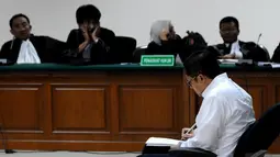 Anas terlihat asyik dengan catatannya saat menjalani sidang tuntutan di Pengadilan Tipikor, Jakarta, Kamis (11/9/2014) (Liputan6.com/Andrian M Tunay)