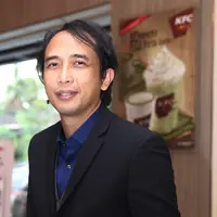  Satriyo Yudi Wahono biasa dipanggil Piyu  lahir di Surabaya, Jawa Timur,  15 Juli 1973 ia adalah seorang musisi yang handal dan professional.  (Andy Masela/Bintang.com)