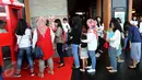 Sejumlah penonton yang juga nasabah Bank BJB rela antri membeli tiket nonton bareng film Kartini di CGV Blitz Grand Indonesia, Jakarta, Sabtu (22/04). Kegiatan nobar ini bertujuan untuk menjalin silaturahmi.(Liputan6.com/Fery Pradolo)