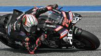 Pembalap Aprilia, Marco Bezzecchi saat tampil pada kualifikasi MotoGP Thailand 2026. (Lillian SUWANRUMPHA / AFP)