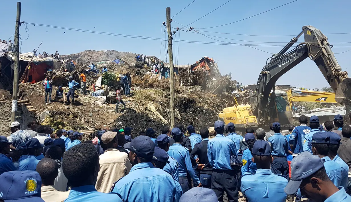 Polisi mengamankan daerah sekitar lokasi longsoran sampah di tempat pembuangan akhir (TPA) luar ibu kota Ethiopia, Addis Ababa, Minggu (12/3). Sedikitnya 48 orang tewas tertimbun longsoran sampah yang jumlahnya berton-ton. (AP Photo/Elias Meseret)