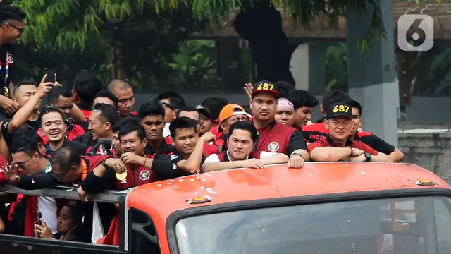 Sambut Arak-arakan Timnas Indonesia, Bundaran HI Jakarta Jadi Lautan Manusia