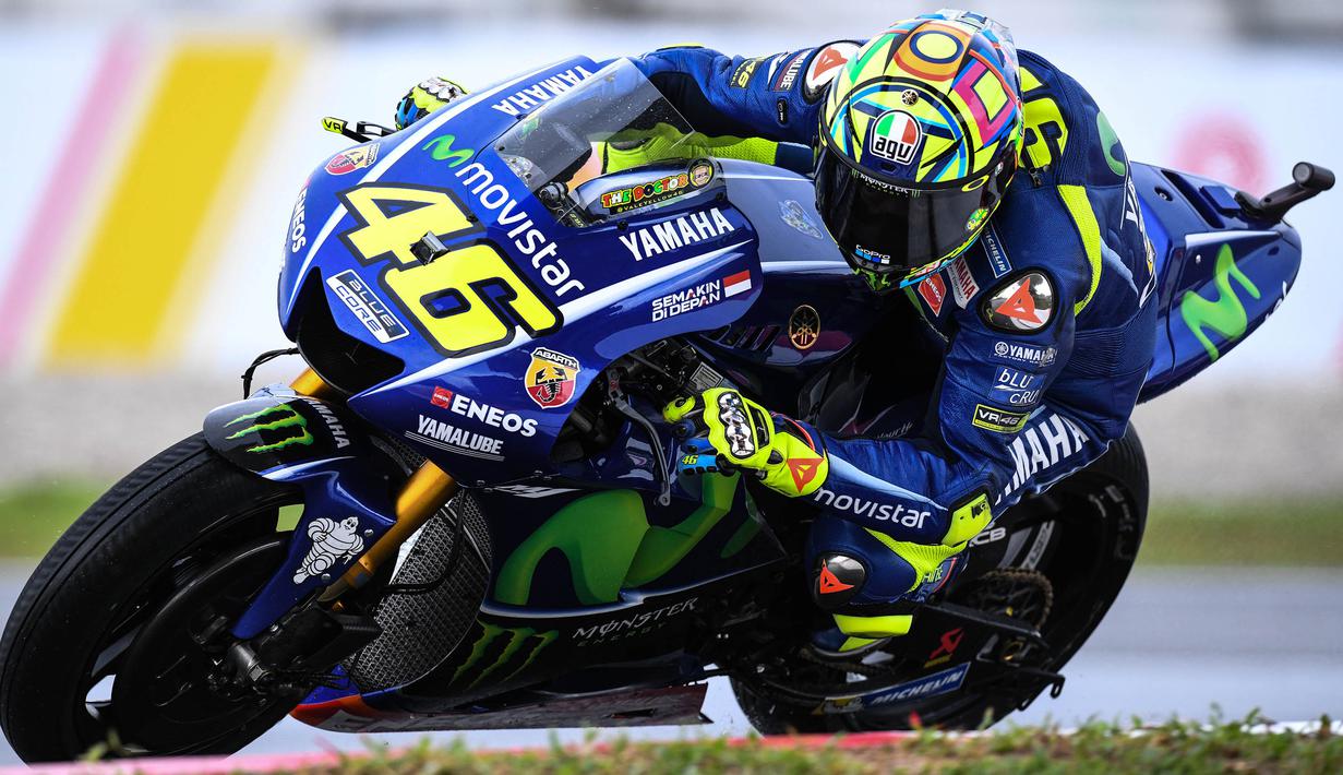 Pebalap Movistar Yamaha, Valentino Rossi, memacu motornya saat sesi latihan kedua jelang GP Malaysia di Sirkuit Sepang, Jumat (27/10/2017). Pada sesi ini pebalap Italia itu berada pada posisi keenam dengan waktu 13,071 detik. (AFP/Mohd Rasfan)