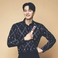 Song Kang kenakan kemeja tenun rancangan Didiet Maulana (Twitter/didietmaulana)