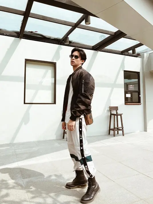 Selain pakai kacamata, gaya Rey dengan outfit yang matching dan fashionable juga banjir pujian dari penggemarnya. (Liputan6.com/IG/rey_mbayang)