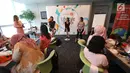 Para pembicara yang mengisi Lifestyle Meetup memberikan penjelasana saat kelas beauty workshop di SCTV Tower, Jakarta, Sabtu (12/8). Tyna Kanna Mirdad juga ikut membagikan tips kecantikan dan pengambilan foto di media sosialnya (Liputan6.com/Helmi Afandi)