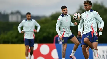 Penyerang Spanyol #19 Lamine Yamal menghadiri sesi latihan MD-1 menjelang laga final Euro 2024, di base camp tim di Donaueschingen, Sabtu (13/7/2024). (JAVIER SORIANO / AFP)