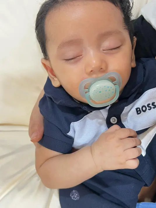 Gavin Rafaeyza Redi yang lahir pada 12 Agustus lalu disunat saat usianya empat bulan. Anak ketiganya menjalani khitan di rumah. Ryana merasa lega setelah anak laki-lakinya disunat. [Instagram/ryana_dea]