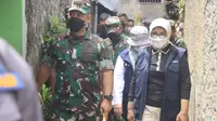 Pangdam Jaya, Mayjend TNI Untung Budiharto didampingi Sekda Kota Bekasi, Reny Hendrawati, meninjau lokasi vaksinasi door to door kaum lansia di Kampung Rawa Bambu, Kali Baru, Medansatria, Kota Bekasi, Jawa Barat. (Foto: Istimewa)